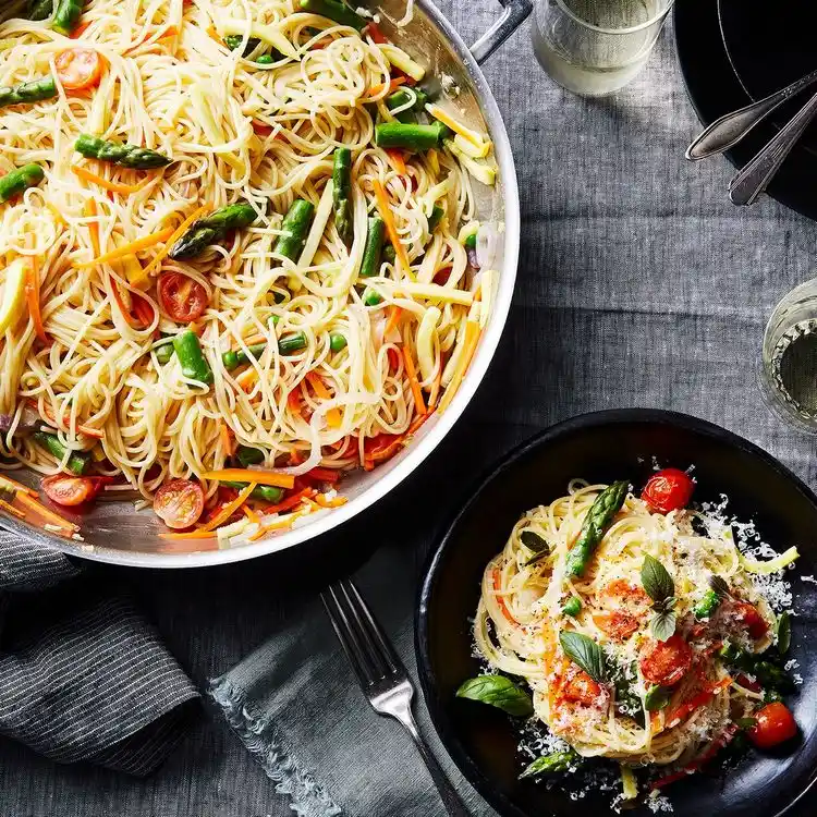 für die Pasta Primavera eignen sich Spaghetti besonders gut