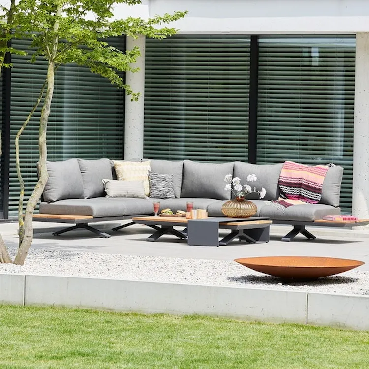 gartengestaltung und design für terrasse im industriellen stil mit möbelstücken aus holz und metall