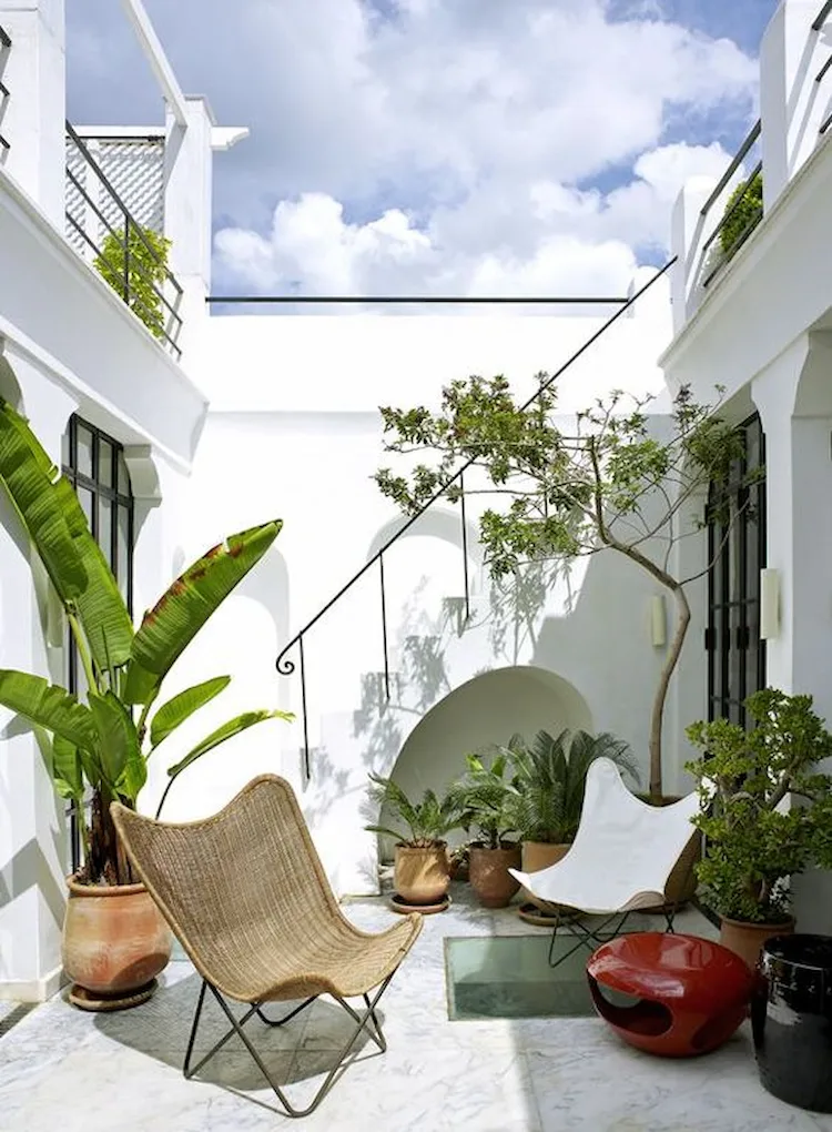 gemütliches ambiente durch passende gartenmöbel und pflanzen schaffen und kleine terrasse gestalten