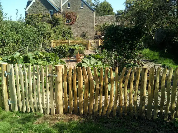 gemüsegarten neben landhaus anpflanzen und zum schutz einen staketenzaun selber bauen