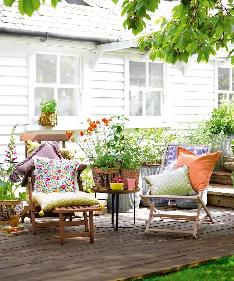 gemütliche sitzecke aus holz für terrasse im garten farbenfroh gestaltet