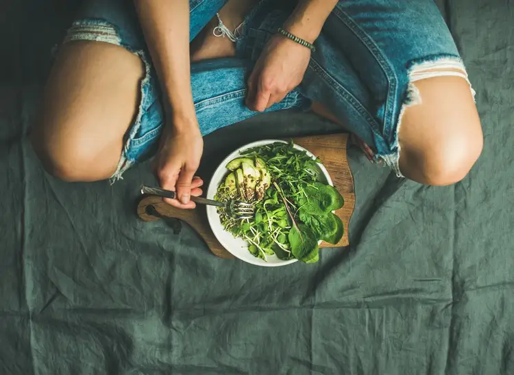 Flacher Bauch Ernährungsplan frische grüne Salate mit gutem Öl und frischen Kräutern