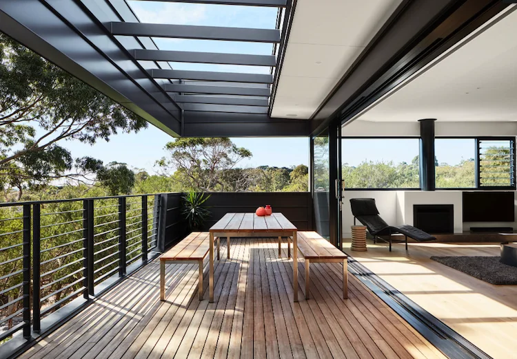 große terrasse mit beschattung durch minimalistisches design optimiert