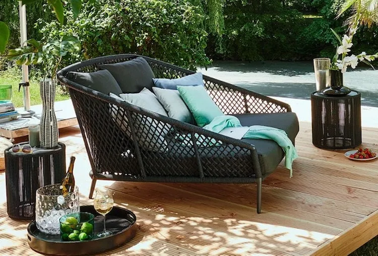 holzdeck für terrasse mit komfortablem sessel nach dem trend gartenmöbel zur auswahl