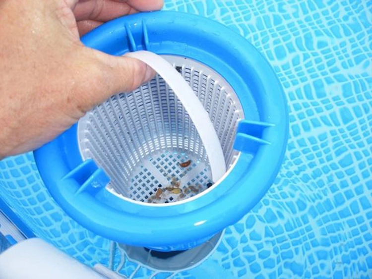 inspektion der filter aus einem badebecken und entfernung von schmutz vor der sommersaison