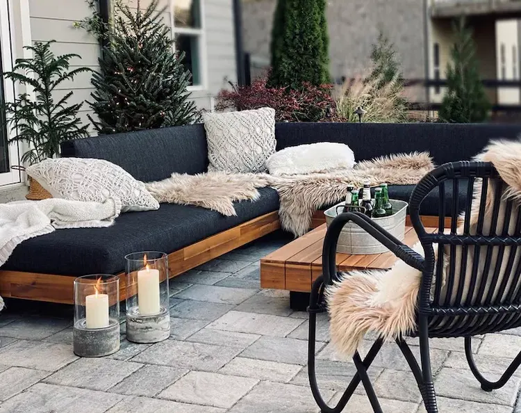kuschelige accessoires für sofa im freien und romantische atmosphäre mit kerzen schaffen