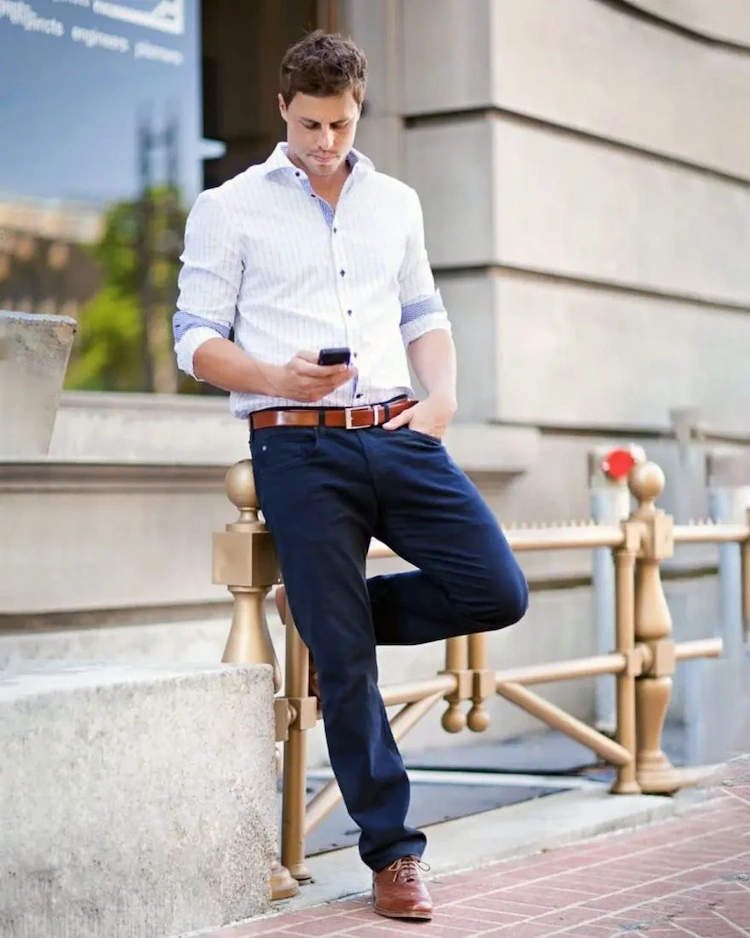läassiger kleidungsstil smart casual herren mit button down hemd und jeans