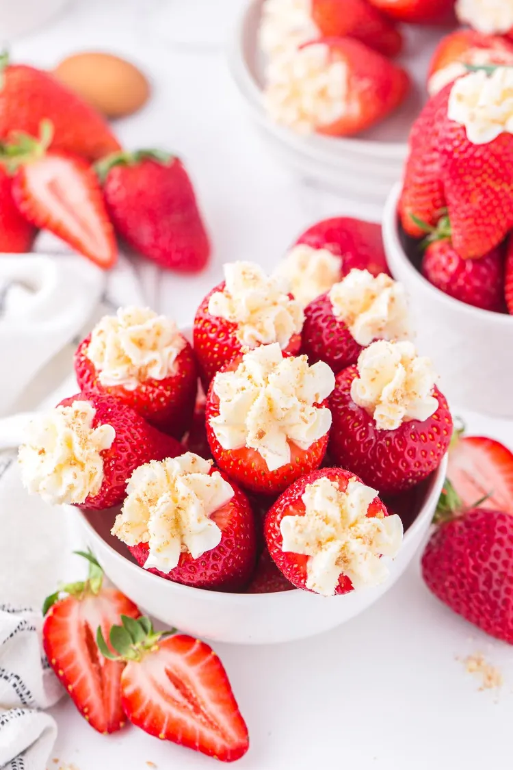 leichtes Dessert zum Muttertag Ideen gefüllte Erdbeeren Rezept