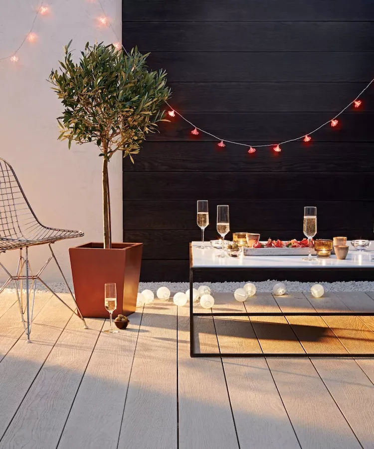 minimalistisches design von patio mit terrassendielen aus kunststoff