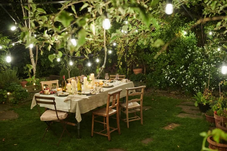 mit romantische outdoor beleuchtung garten verschönern und einzigartige atmosphäre am abend schaffen