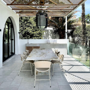 moderne beschattung terrasse mit pergola aus lamellen in verschiedenen ausrichtungen