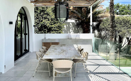 moderne beschattung terrasse mit pergola aus lamellen in verschiedenen ausrichtungen