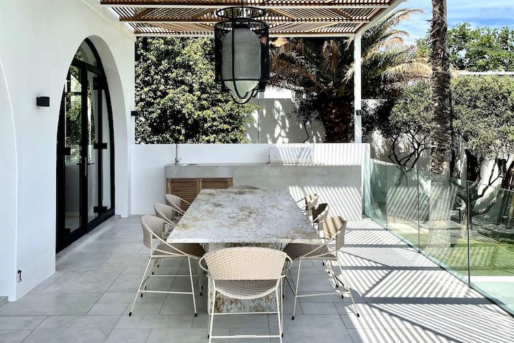 moderne beschattung terrasse mit pergola aus lamellen in verschiedenen ausrichtungen