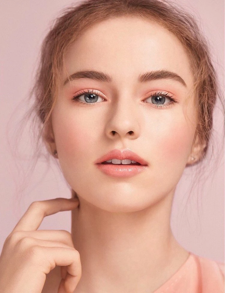 natürliches Make-up für Teenager für Schule mit rosa LidschattenKristina Pimenova