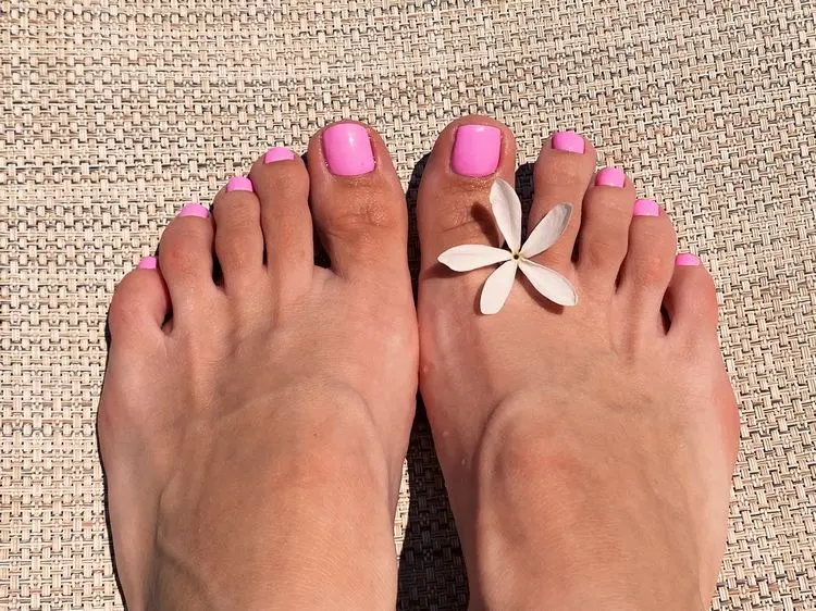 pinke Fußnägelfarben sind besonders im Sommer ein echter Hingucker