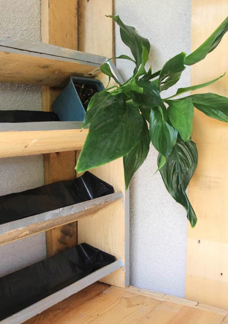 regale für terrasse oder balkon aus holzpaletten erstellen als platzsparende lösung für kleine außenräume