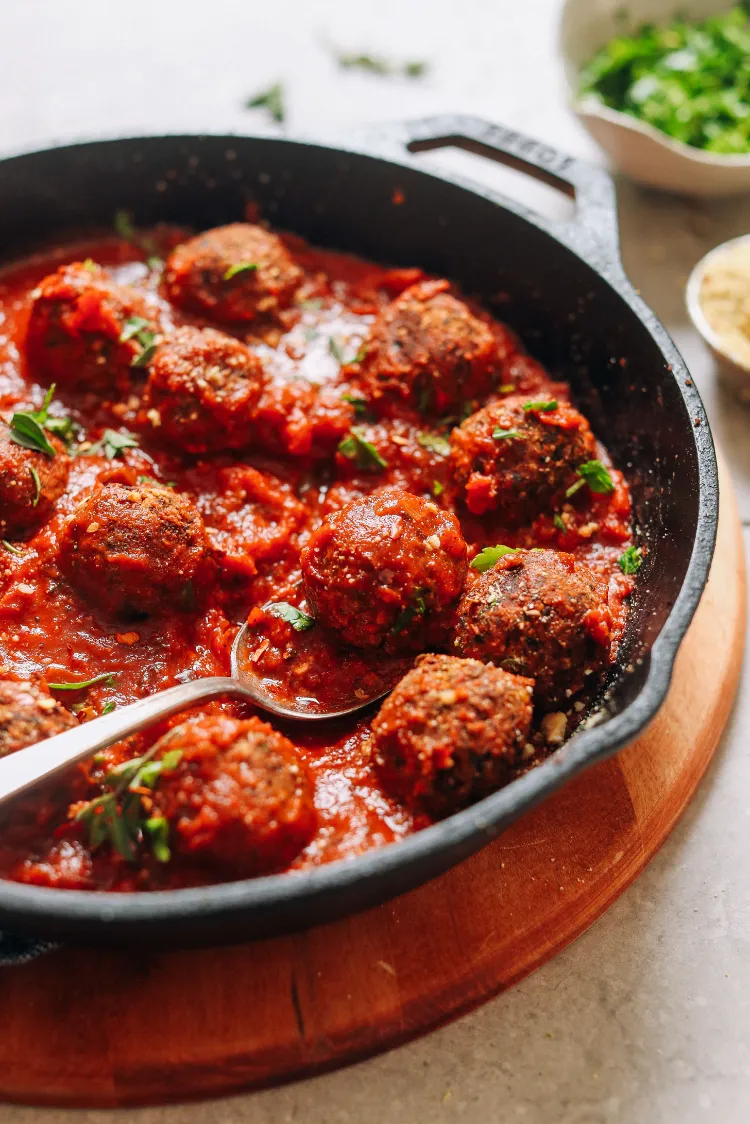 schnelle Abendessen Rezepte vegane Hackbällchen in Tomatensoße