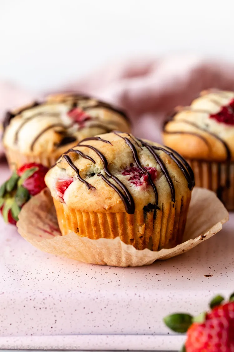 sommerliche Muffins mit Erdbeeren und Schokolade leichtes Frühstück Rezept