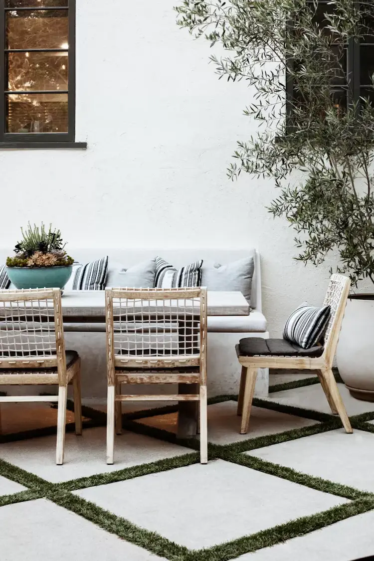 stilvolle terrassengestaltung mit pflanzen und passenden gartenmöbeln im vintage look
