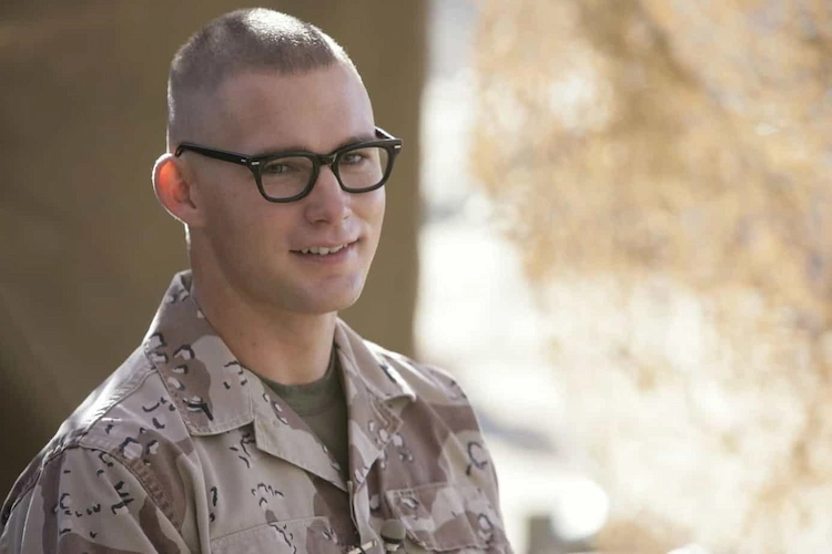 us amerikanischer soldat mit brille und für die armee typischem haarschnitt