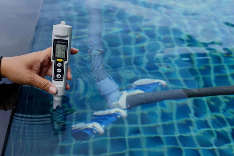 verwendung von speziellem gerät zum test der klarheit des wassers im schwimmbad