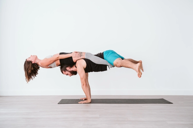Acro Yoga Übungen können ruhig oder dynamisch sein