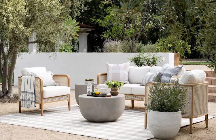 Akazie und Eukalyptus erfreuen sich großer Beliebtheit bei Möbeln für den Außenbereich