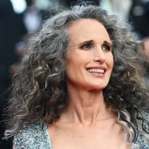 Andie Macdowell graue lange Haare ab 60 Frisur mit Seitenscheitel