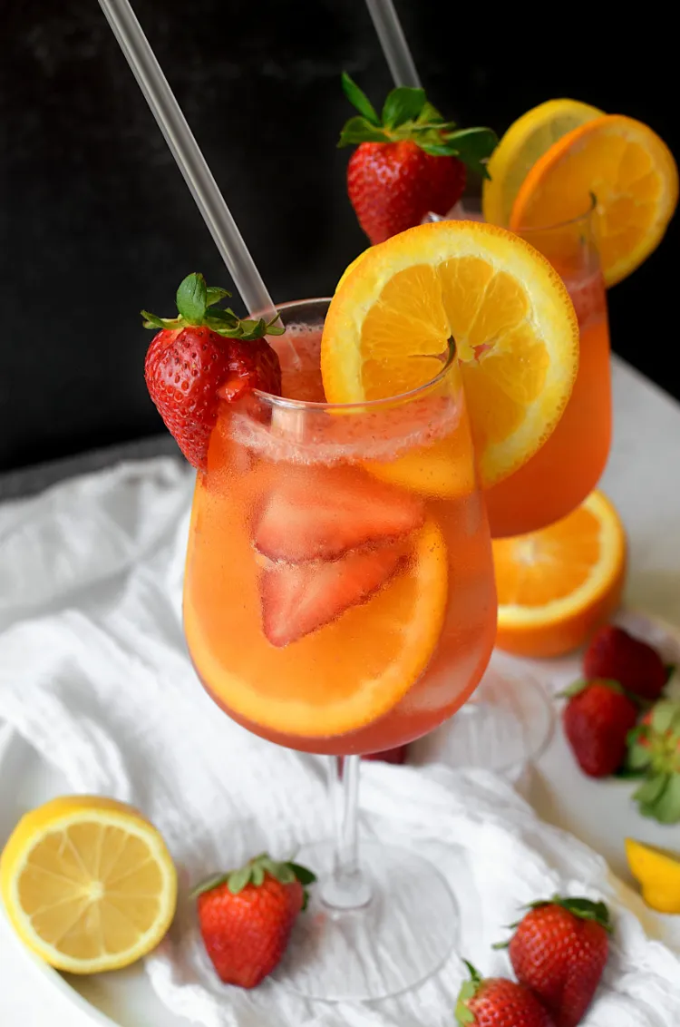 Aperol Spritz mit Erdbeeren Sommer Cocktails Rezepte