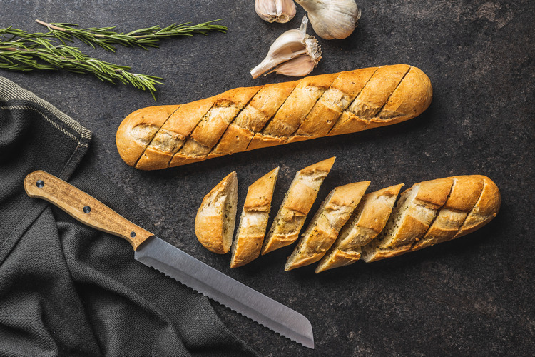 Baguette backen und daraus ein Knoblauchbaguette zubereiten mit Butter