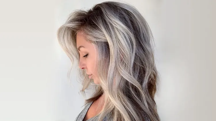 Balayage für graue Haare was ist Grey Blendind Haartrend Sommer 2022