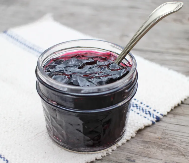Make your own berry jam with blackcurrant jelly without a juicer