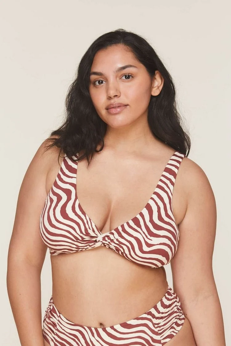 Bikini für große Brüste - Dieses Top hat breite Träger und herausnehmbare Polster