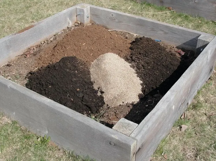 Boden verbessern im Hochbeet mit Sand Kompost Gartenerde