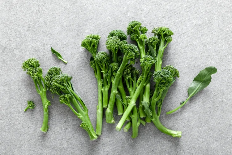 Broccolini besitzt Stiele und schmeckt wie Spargel