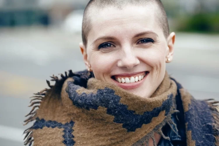 Buzz Cut für Frauen ab 50 - Die übliche Länge ist zwischen 3 und 5 mm