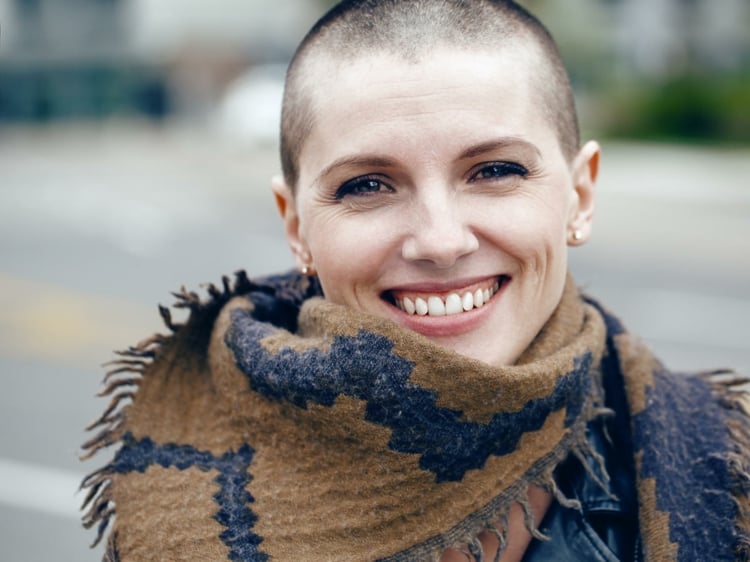 Buzz Cut für Frauen ab 50 - Die übliche Länge ist zwischen 3 und 5 mm