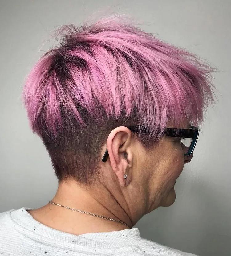 Coole rosa Haarfarbe und Kurzhaarschnitt mit Undercut für Frauen ab 50
