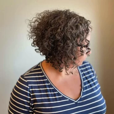 Curly Bob asymmetrisch kinnlang