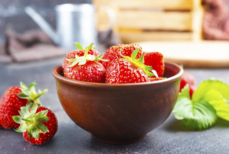 Das Erdbeerkompott wird aus Erdbeeren, etwas Puderzucker, Vanille und Zitronensaft zubereitet