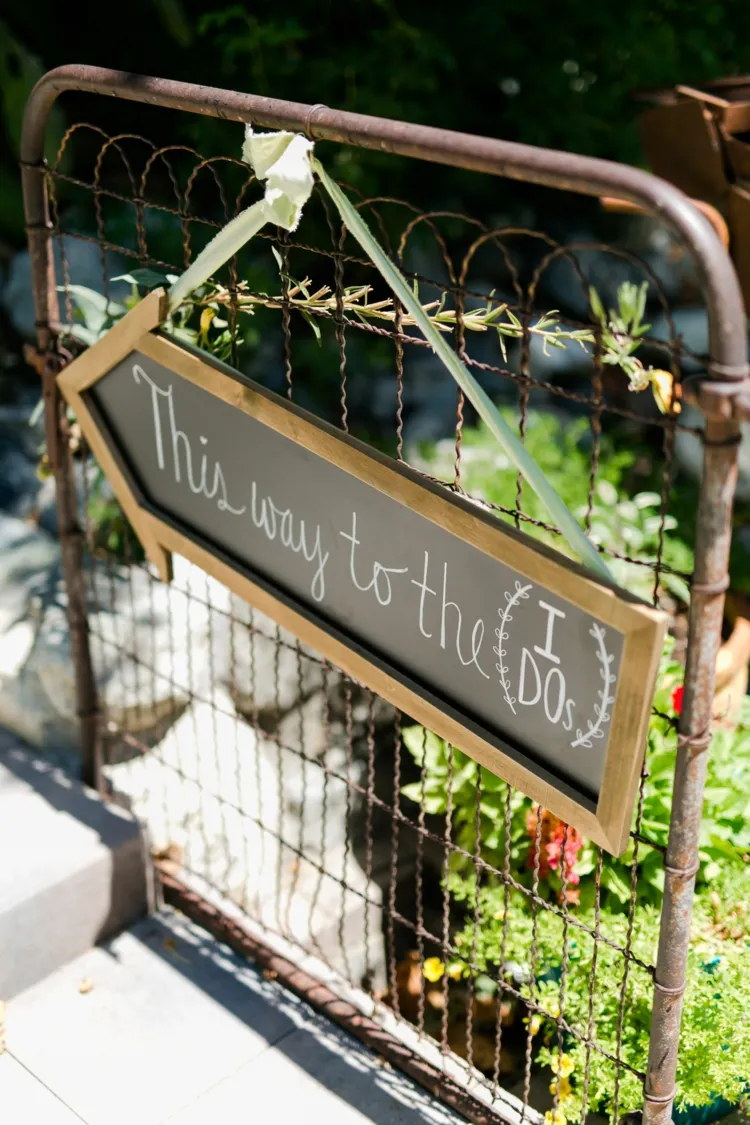 Dekoidee mit Metallgitter und Tafel als Schild für die Vintage-Hochzeit im Garten