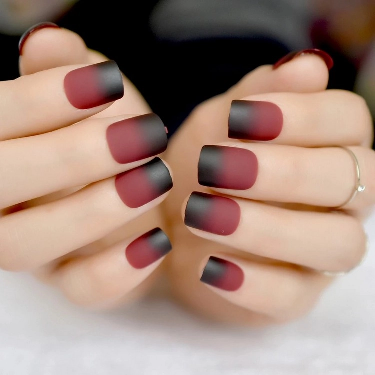 The colors red and black create a radiant effect on the nails
