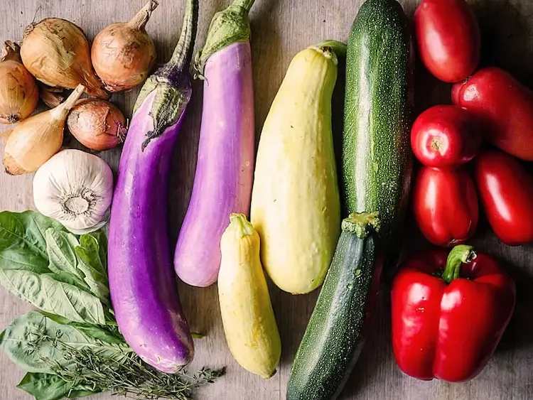 Die Vielfalt der Gemüsesorten in diesem Gericht ist vollgepackt mit natürlichen Vitaminen