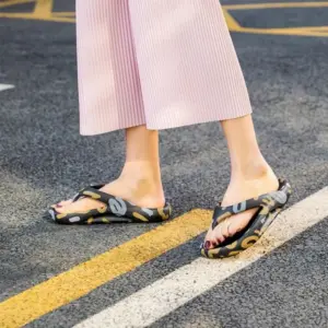 Die farbenfrohen Flip-Flops sind voll in - Schuh-Trends 2022