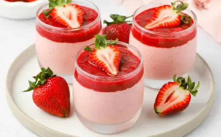 Dieses einfache Erdbeermousse Rezept benötigt nur wenige Zutaten