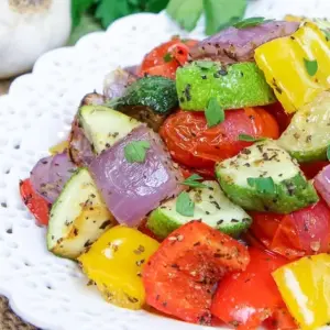 Eine mediterrane Gemüsepfanne ist eine Beilage, die einen ganzen Regenbogen an buntem Gemüse enthält