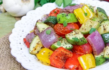 Eine mediterrane Gemüsepfanne ist eine Beilage, die einen ganzen Regenbogen an buntem Gemüse enthält