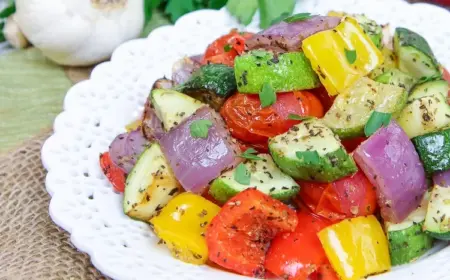 Eine mediterrane Gemüsepfanne ist eine Beilage, die einen ganzen Regenbogen an buntem Gemüse enthält