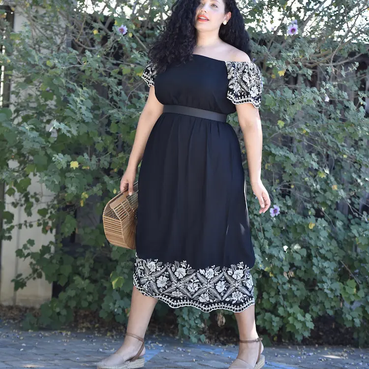 Elegantes schwarzes Kleid mit Broderie wird Ihren Sommer mit einem stilvollen Look bereichern