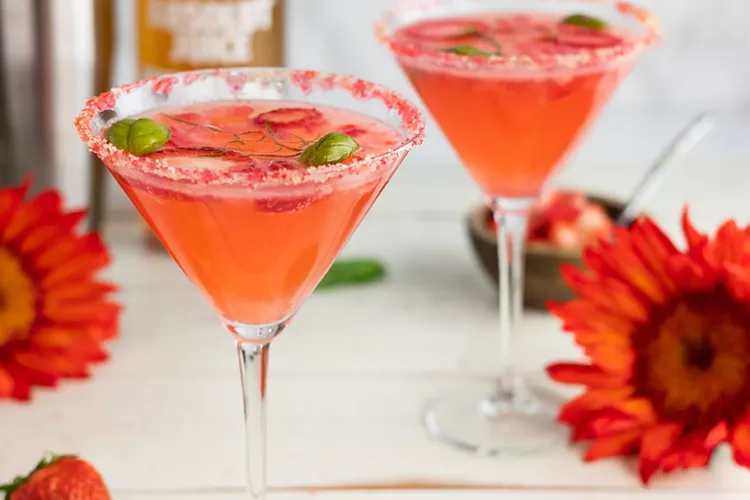 Erdbeer Cocktail mit Sekt Sommergetränke 2022 Rezepte